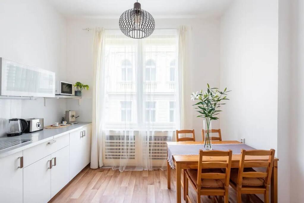 Beautiful Flat In Center With Balcony * Praga